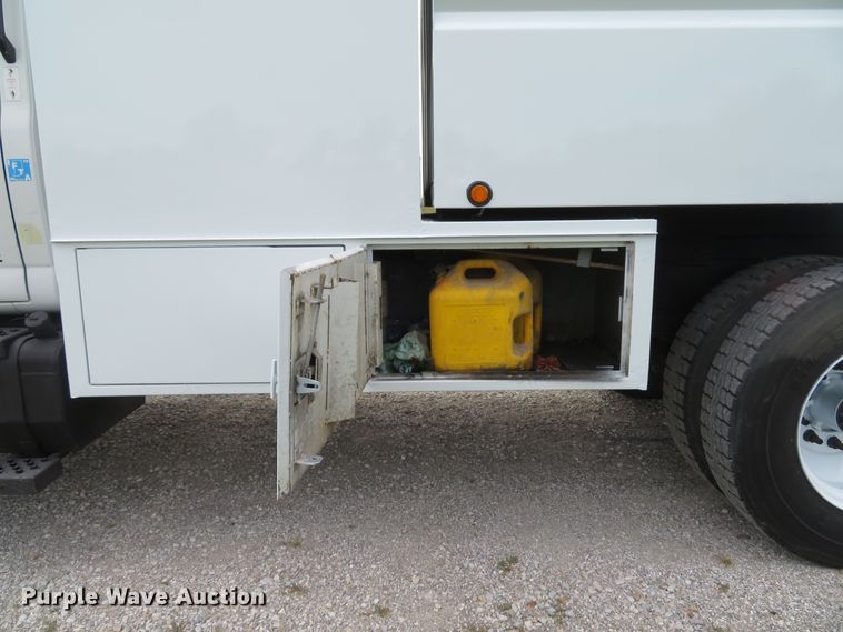 image for item DH1596 2005 GMC C6500 chipper truck