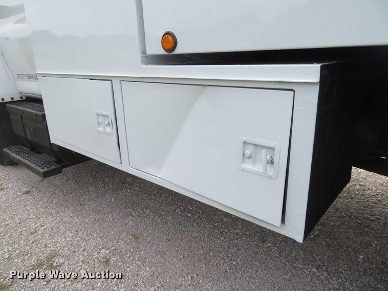 image for item DH1596 2005 GMC C6500 chipper truck