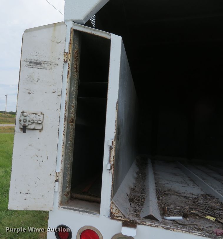 image for item DH1596 2005 GMC C6500 chipper truck