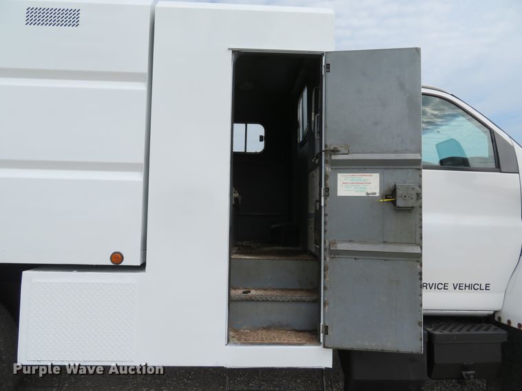 image for item DH1596 2005 GMC C6500 chipper truck