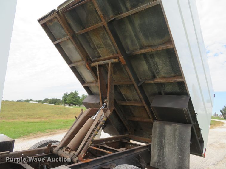 image for item DH1596 2005 GMC C6500 chipper truck