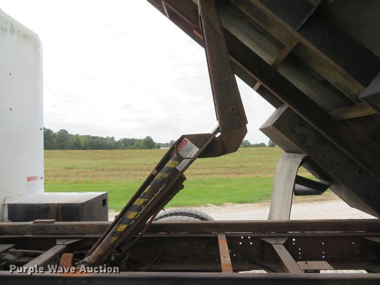 image for item DH1596 2005 GMC C6500 chipper truck