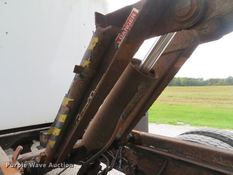 image for item DH1596 2005 GMC C6500 chipper truck