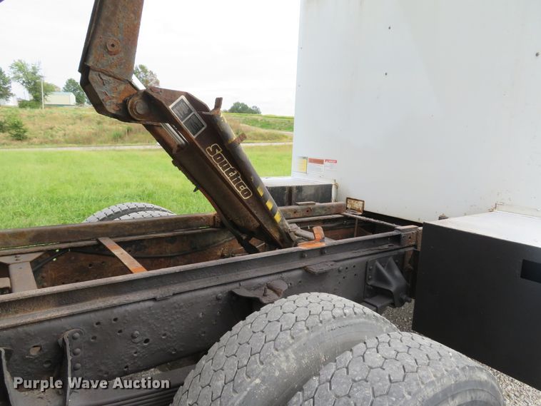 image for item DH1596 2005 GMC C6500 chipper truck