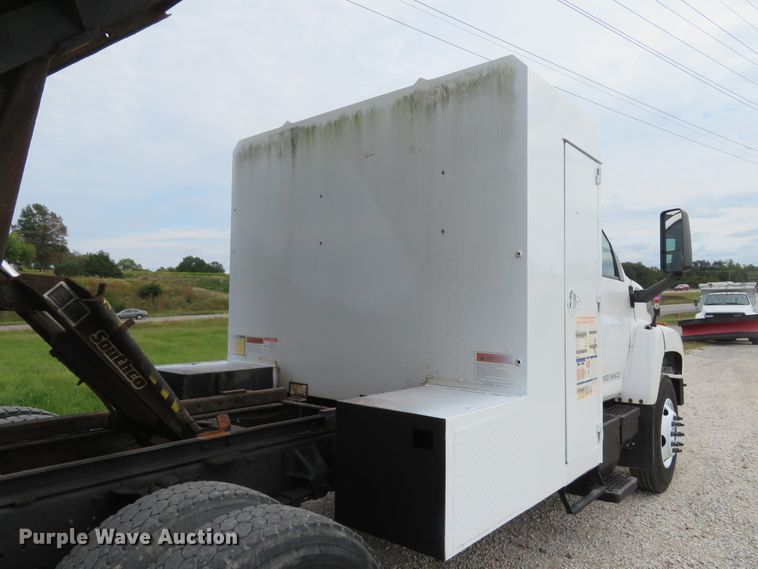 image for item DH1596 2005 GMC C6500 chipper truck