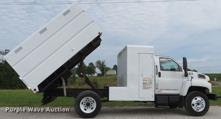 image for item DH1596 2005 GMC C6500 chipper truck