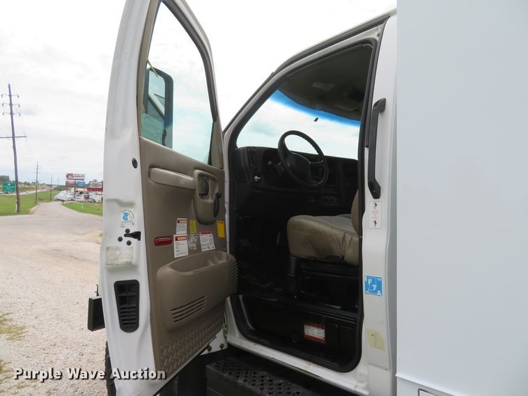 image for item DH1596 2005 GMC C6500 chipper truck
