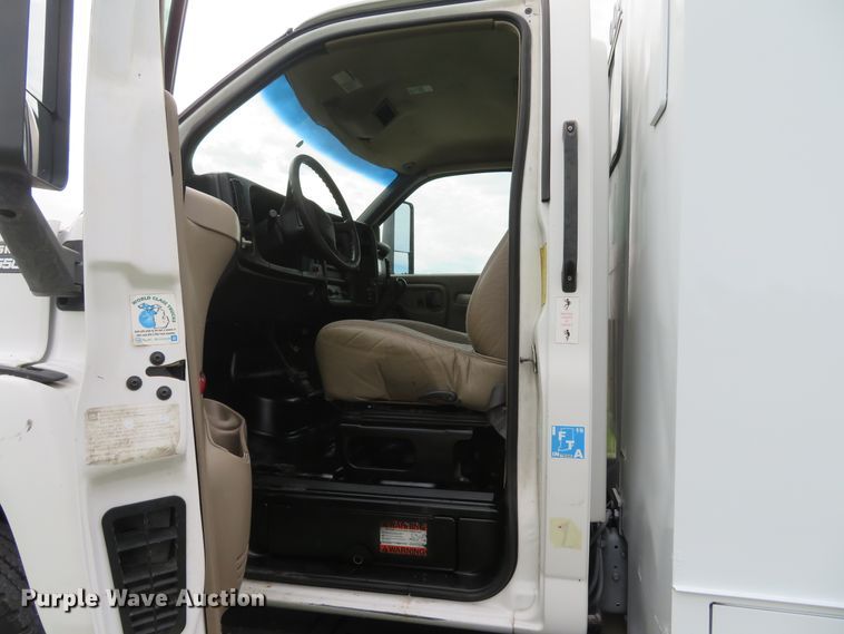 image for item DH1596 2005 GMC C6500 chipper truck