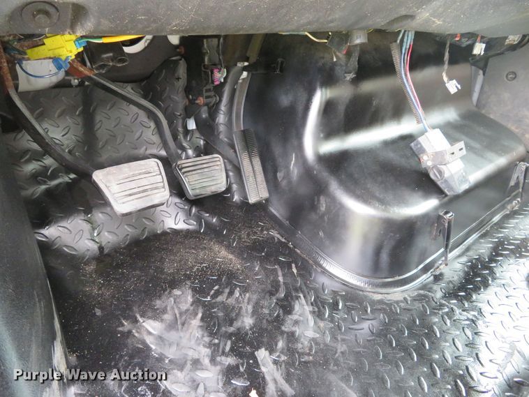 image for item DH1596 2005 GMC C6500 chipper truck