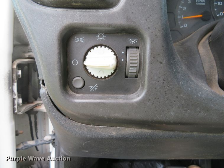 image for item DH1596 2005 GMC C6500 chipper truck