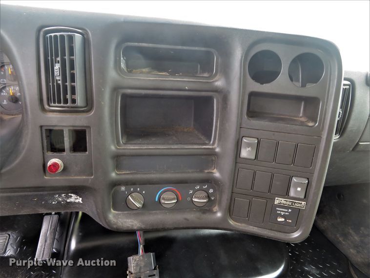 image for item DH1596 2005 GMC C6500 chipper truck