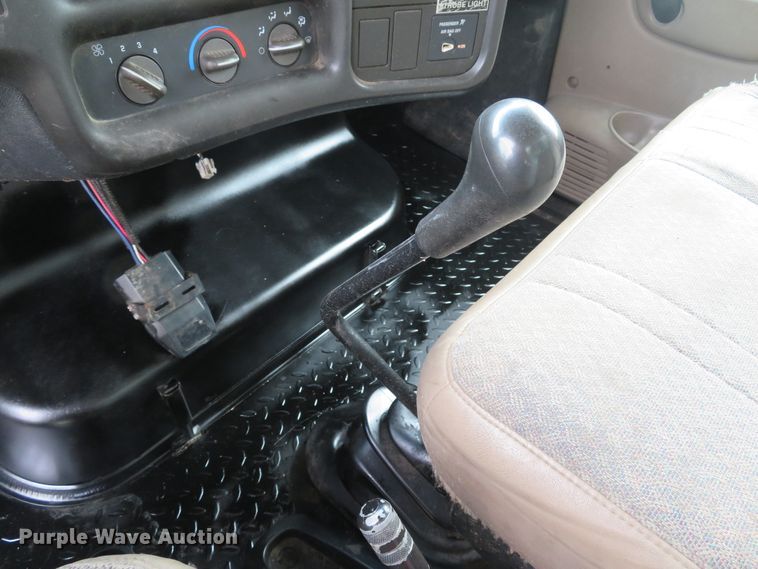 image for item DH1596 2005 GMC C6500 chipper truck