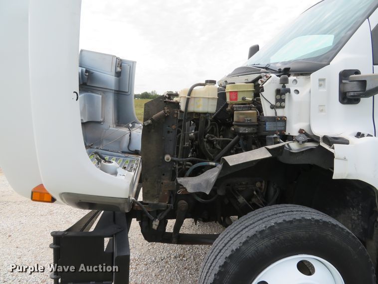 image for item DH1596 2005 GMC C6500 chipper truck
