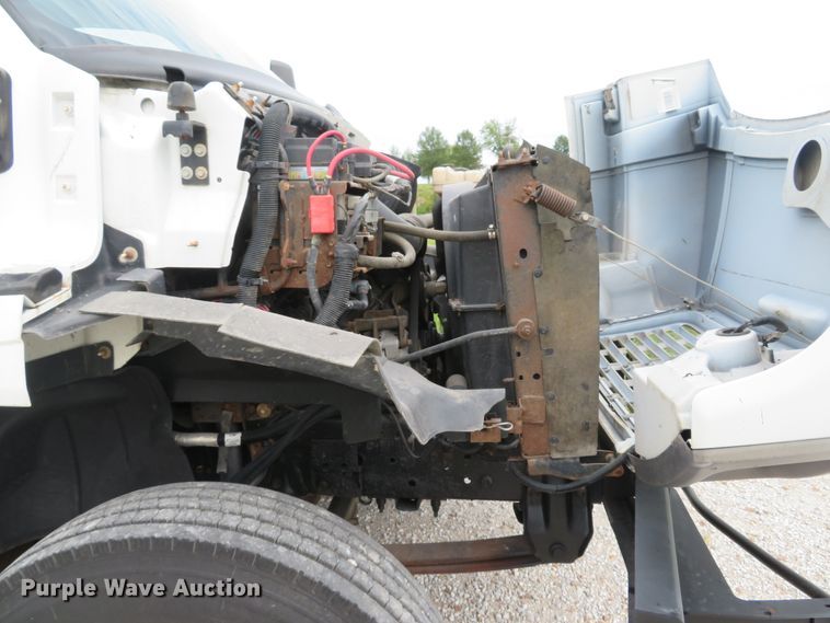 image for item DH1596 2005 GMC C6500 chipper truck