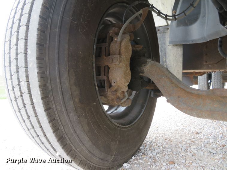 image for item DH1596 2005 GMC C6500 chipper truck