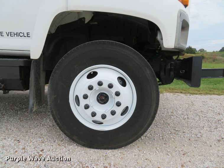image for item DH1596 2005 GMC C6500 chipper truck