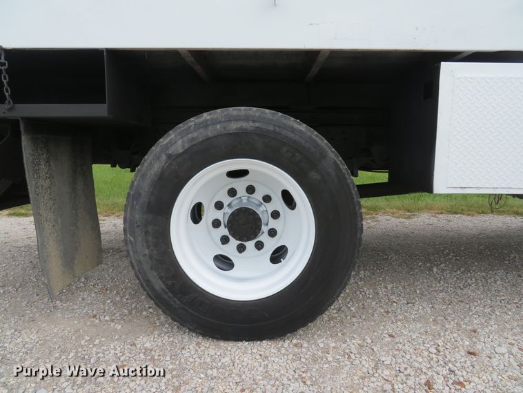 image for item DH1596 2005 GMC C6500 chipper truck