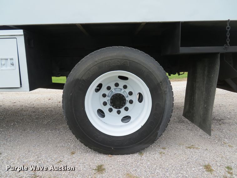 image for item DH1596 2005 GMC C6500 chipper truck