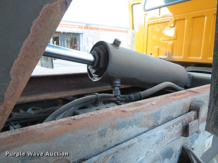 image for item DH1604 2004 Ford F750 Super Duty XL dump truck