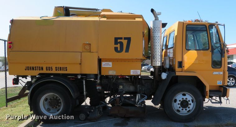 image for item DH1616 1997 Ford CF8000 street sweeper truck