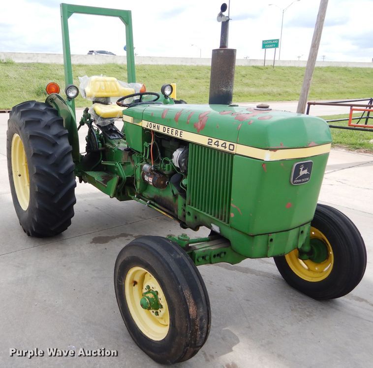 image for item DH3601 1978 John Deere 2440 tractor