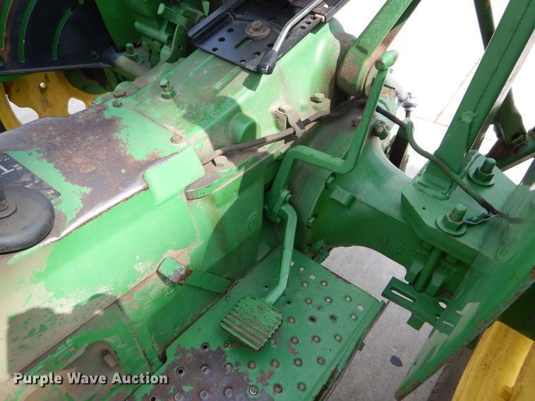 image for item DH3601 1978 John Deere 2440 tractor