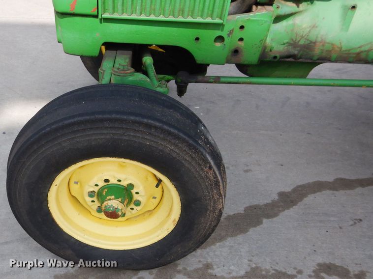 image for item DH3601 1978 John Deere 2440 tractor