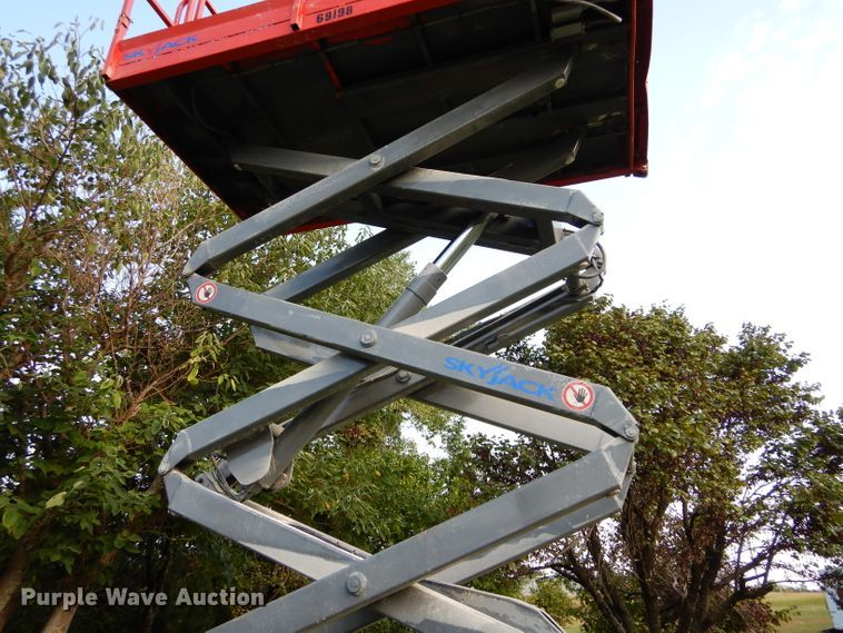 image for item DH3602 Sky Jack SJ6826RT boom lift
