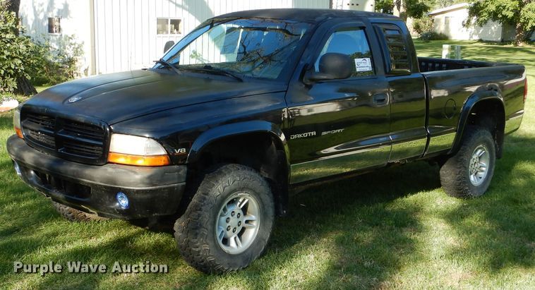 image for item DH6166 1997 Dodge Dakota Sport Club Cab pickup truck