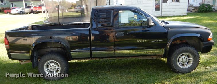 image for item DH6166 1997 Dodge Dakota Sport Club Cab pickup truck