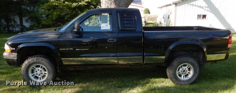 image for item DH6166 1997 Dodge Dakota Sport Club Cab pickup truck