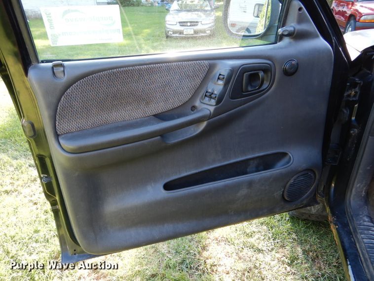 image for item DH6166 1997 Dodge Dakota Sport Club Cab pickup truck