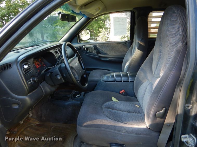 image for item DH6166 1997 Dodge Dakota Sport Club Cab pickup truck