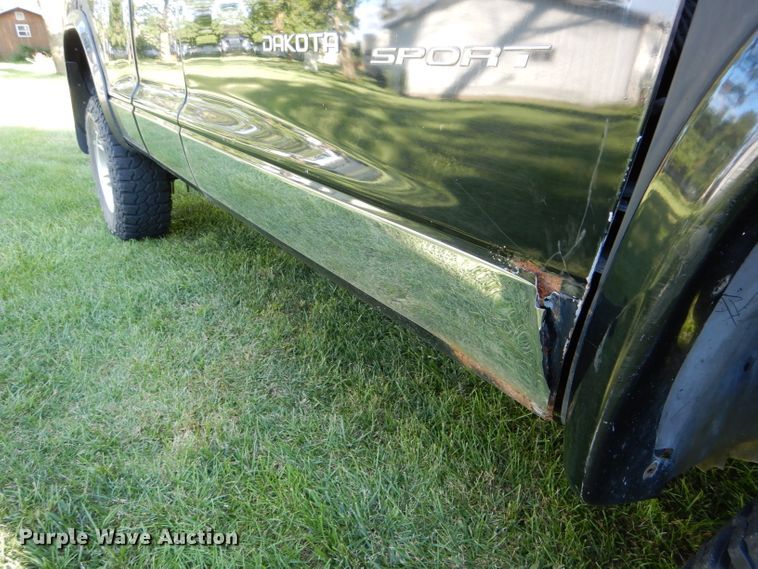 image for item DH6166 1997 Dodge Dakota Sport Club Cab pickup truck
