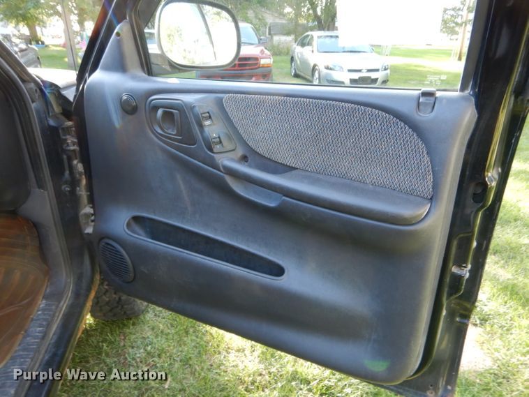 image for item DH6166 1997 Dodge Dakota Sport Club Cab pickup truck