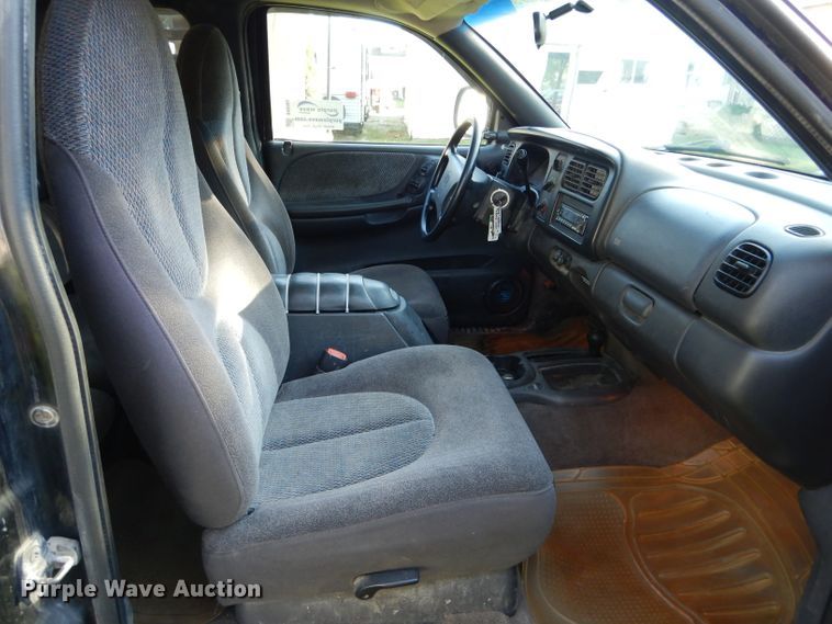 image for item DH6166 1997 Dodge Dakota Sport Club Cab pickup truck