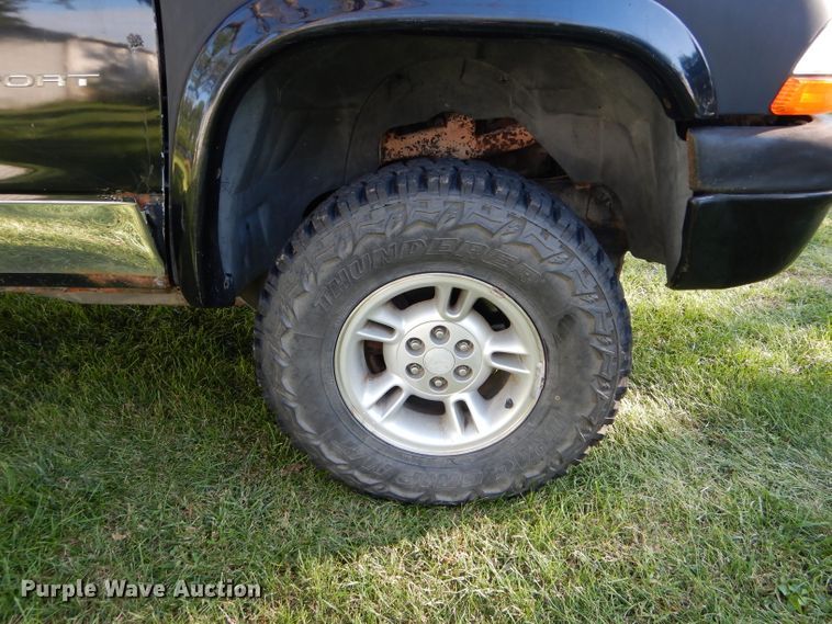 image for item DH6166 1997 Dodge Dakota Sport Club Cab pickup truck