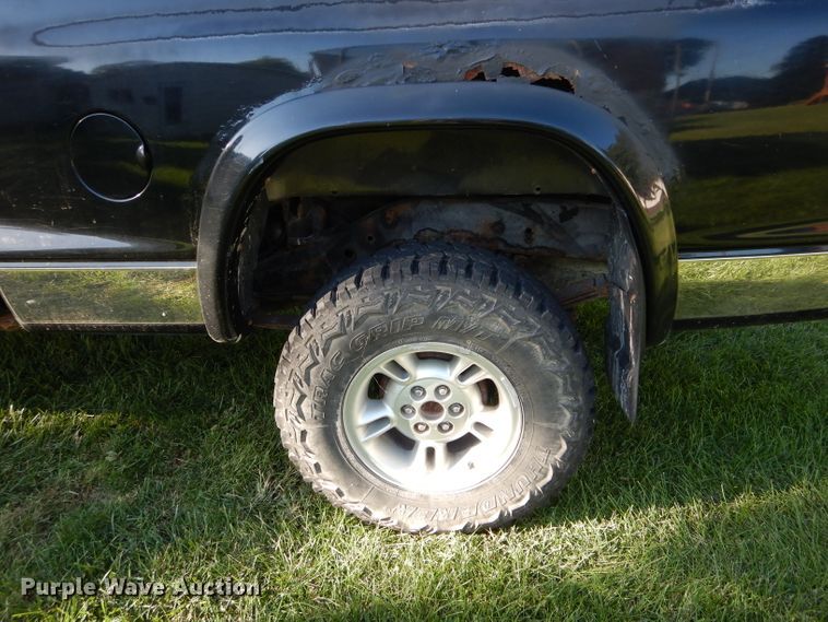 image for item DH6166 1997 Dodge Dakota Sport Club Cab pickup truck