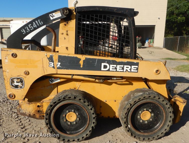 image for item DI1774 2007 John Deere 317 skid steer