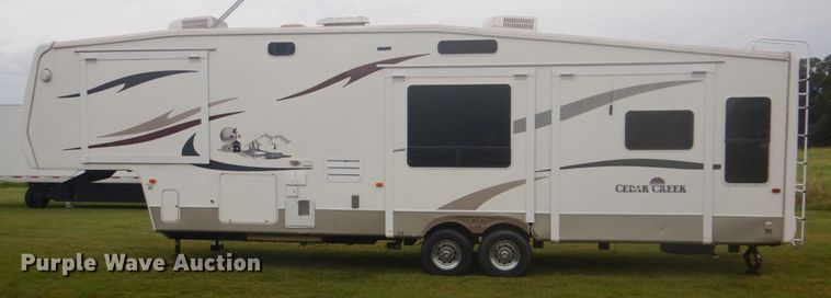image for item DI2269 2004 Cedar Creek 37RDQS camper