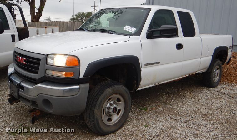 image for item DI2580 2004 GMC Sierra 2500HD Ext. Cab pickup truck