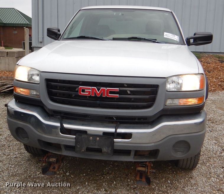 image for item DI2580 2004 GMC Sierra 2500HD Ext. Cab pickup truck