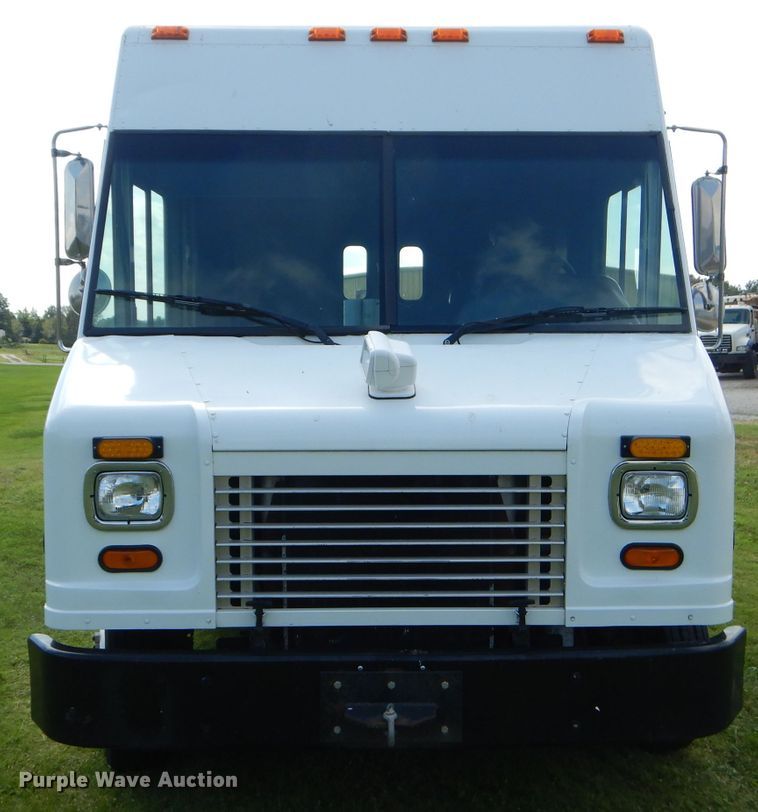 image for item EY9272 2005 Freightliner MT45 delivery truck