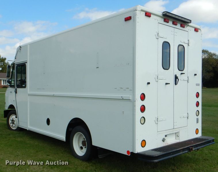 image for item EY9272 2005 Freightliner MT45 delivery truck