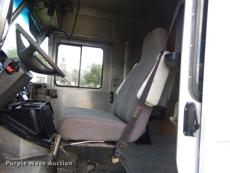 image for item EY9272 2005 Freightliner MT45 delivery truck