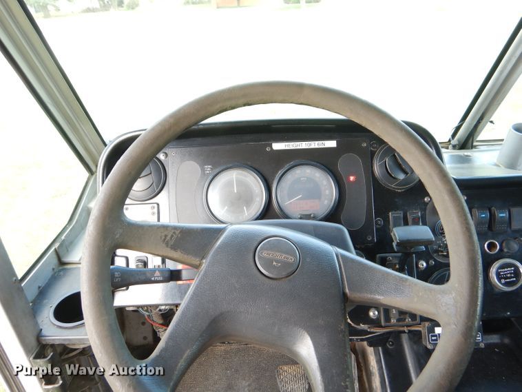 image for item EY9272 2005 Freightliner MT45 delivery truck