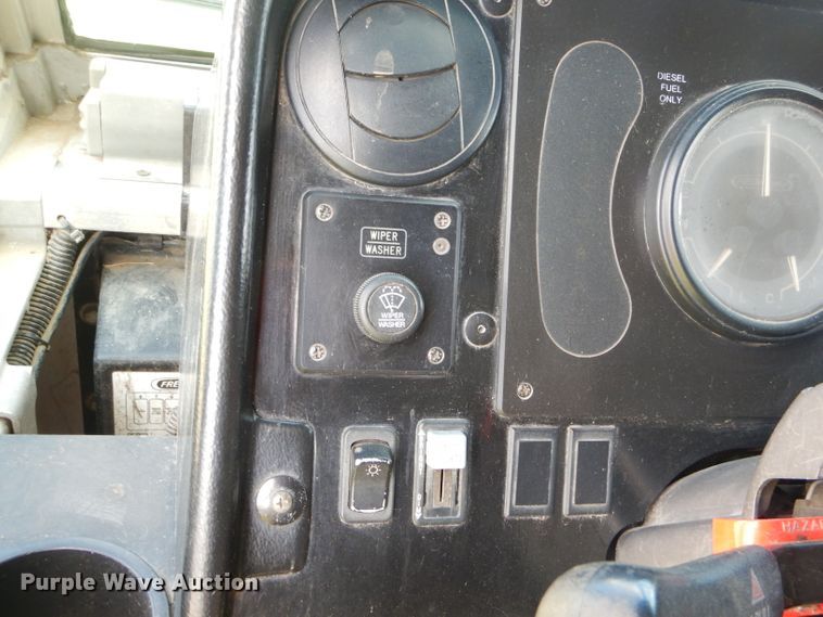 image for item EY9272 2005 Freightliner MT45 delivery truck