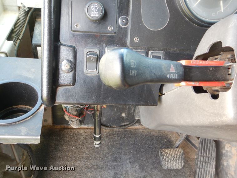 image for item EY9272 2005 Freightliner MT45 delivery truck