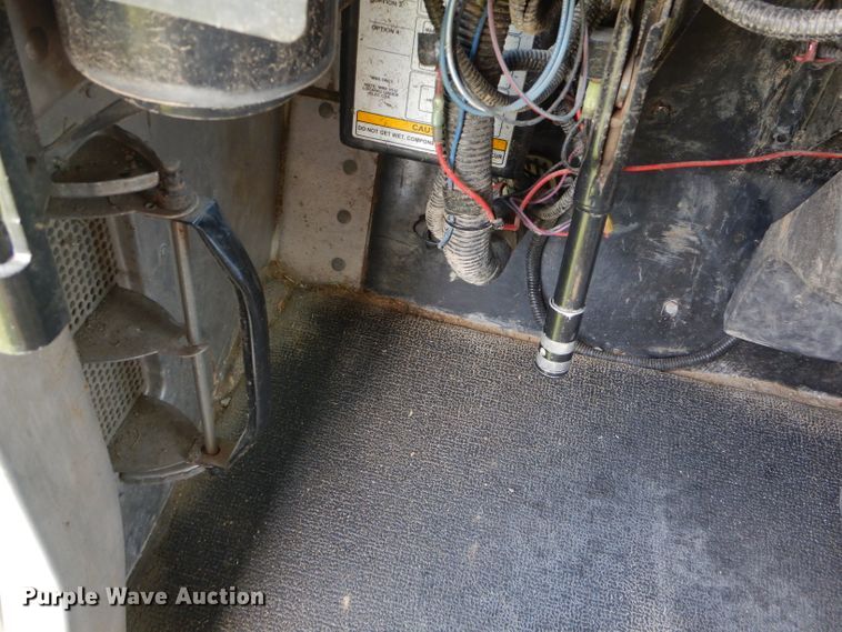 image for item EY9272 2005 Freightliner MT45 delivery truck