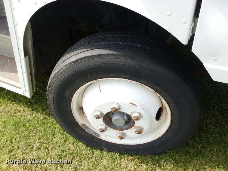 image for item EY9272 2005 Freightliner MT45 delivery truck